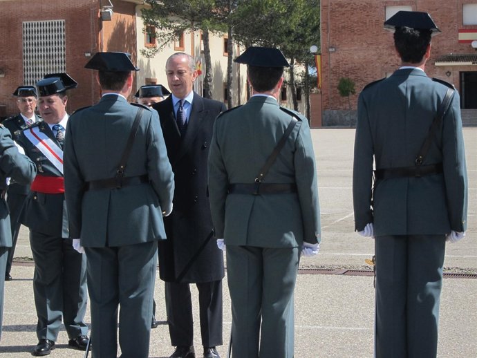 Fernández de Mesa saluda a miembros de la Academia de la Guardia Civil en Baeza.