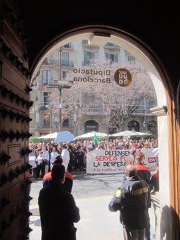 Protesta de los trabajadores de la Diputación de Barcelona durante el pleno