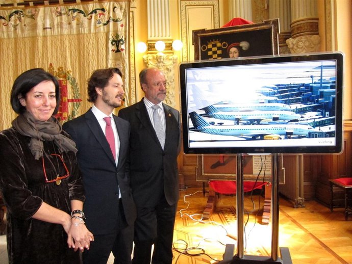 Cantalapiedra, Suárez y León de la Riva en la presentación de la ruta aérea