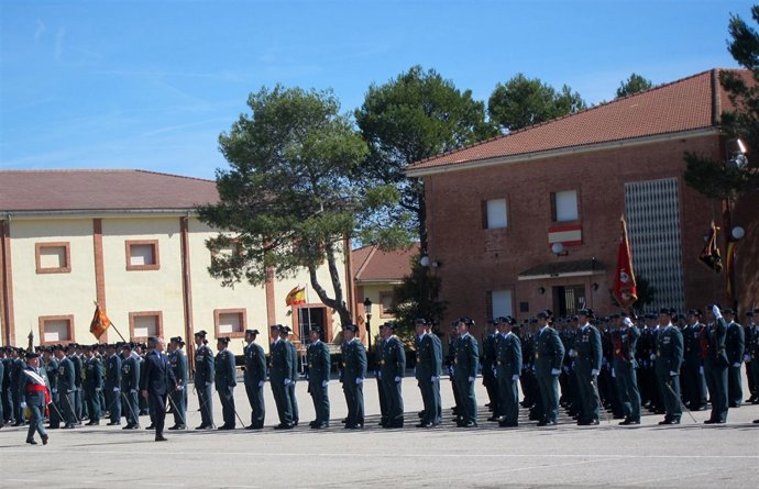 Fernández de Mesa pasa revista a los guardias que juraron hoy bandera en Baeza.