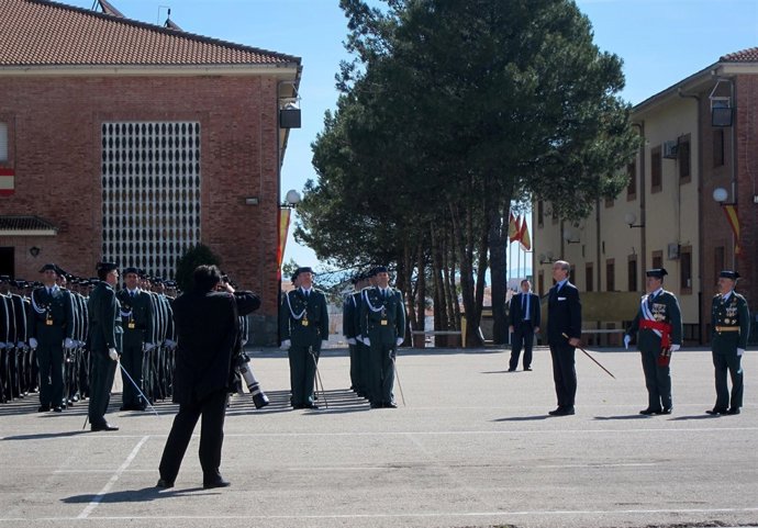 Fernández de Mesa (3º dcha) pasa revista a la 118 promoción de Guardia Civil.