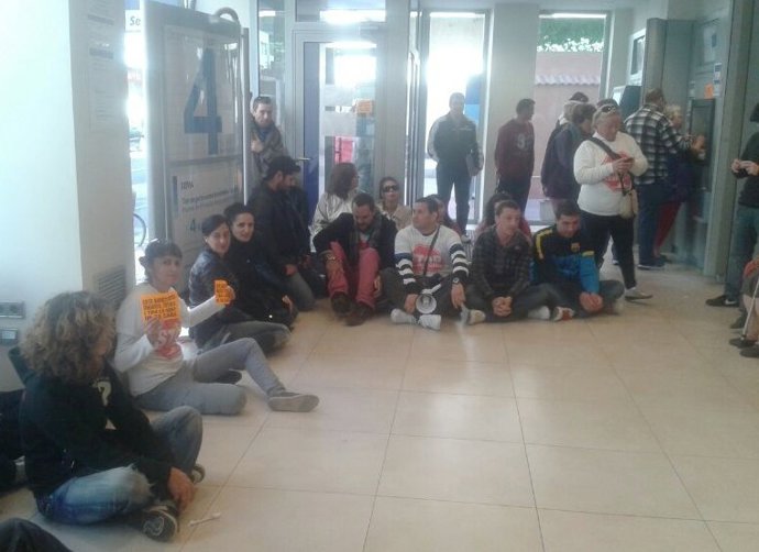 Ocupación de una oficina bancaria por parte de Stop Desahucios Torrevieja