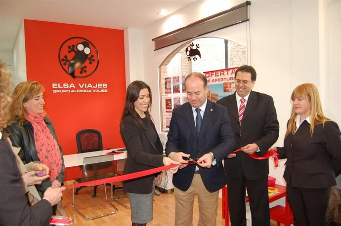 Inmaculada Almeida junto al alcalde de Antequera, Manuel Barón. 