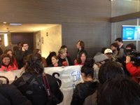 Detenidos 30 activistas antidesahucios por ocupar las oficinas del 'banco malo'