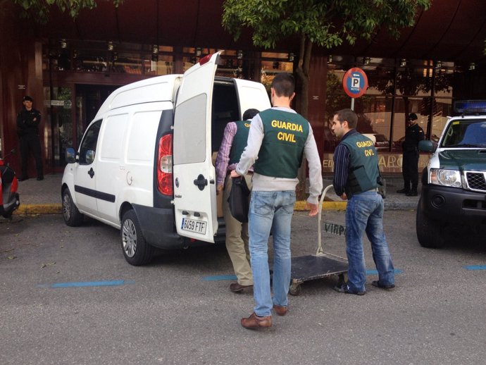 La Guardia Civil retira documentación sobre el caso ERE del edificio Viapol