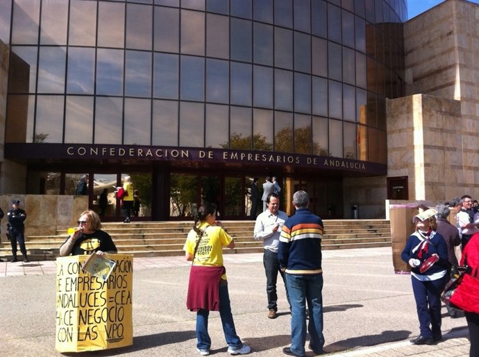 Protestas de propietarios de viviendas de VPO ante la CEA