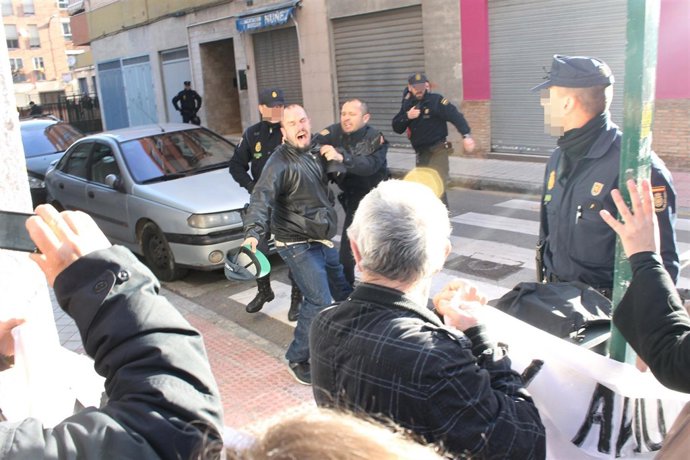 Momento del desahucio de una mujer en el Zaidín