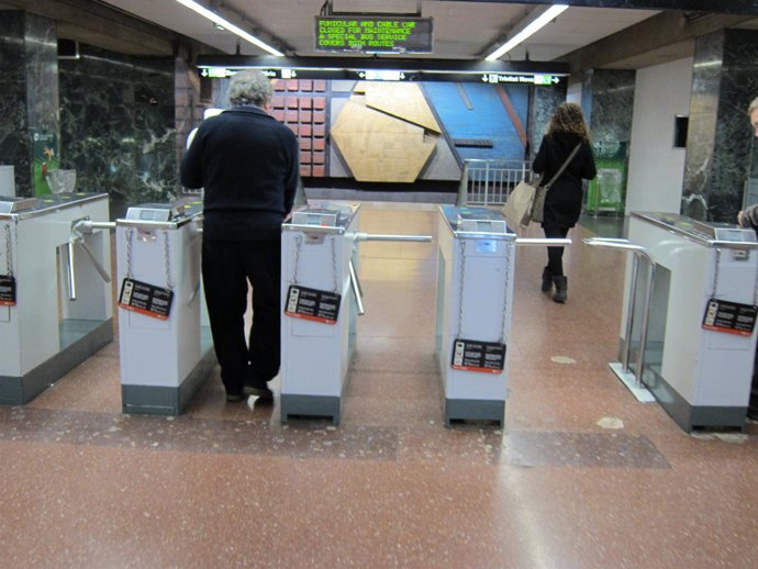 Gente Entrando En El Metro De Barcelona