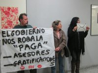 Funcionarios protestan ante Mato en los pasillos del Ministerio antes de entrar en el Consejo