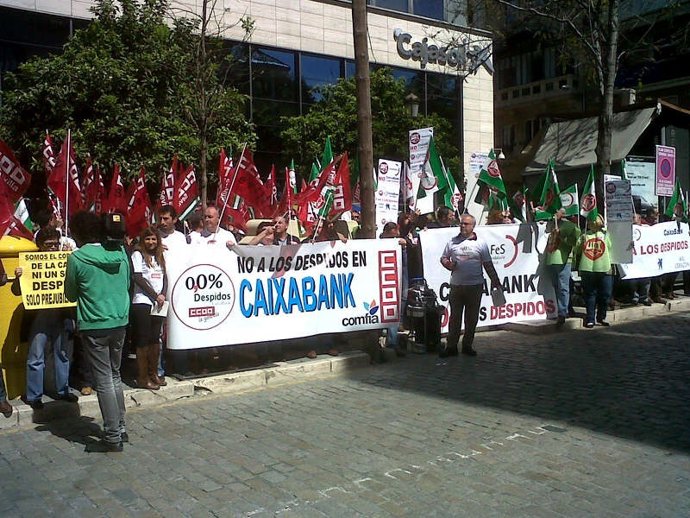 Protesta en Sevilla de trabajadores de CaixaBank
