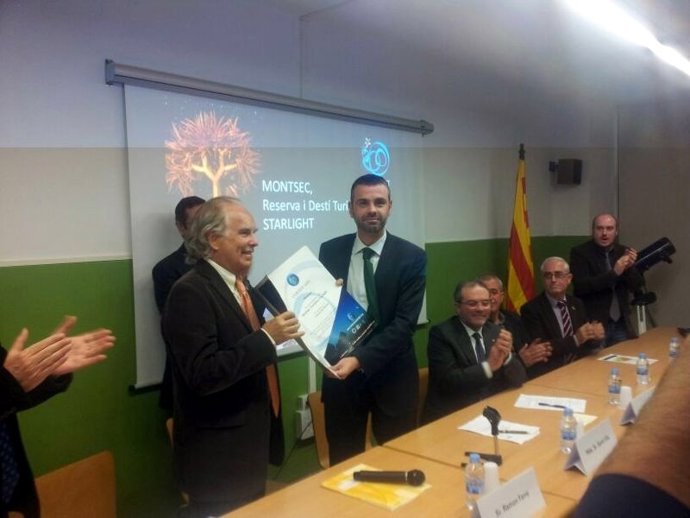 El conseller Santi Vila recibe la distinción Starlight a 24 municipios de Lleida