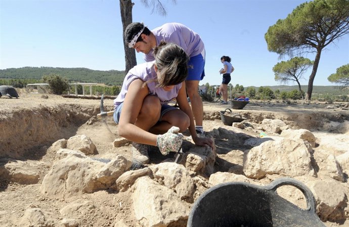 Trabajos en el yacimiento arqueológico de Campo Arcis, en Requena.