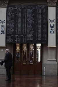 El Ibex 35 se deja un 0,77% ante una posible salida de Chipre del euro