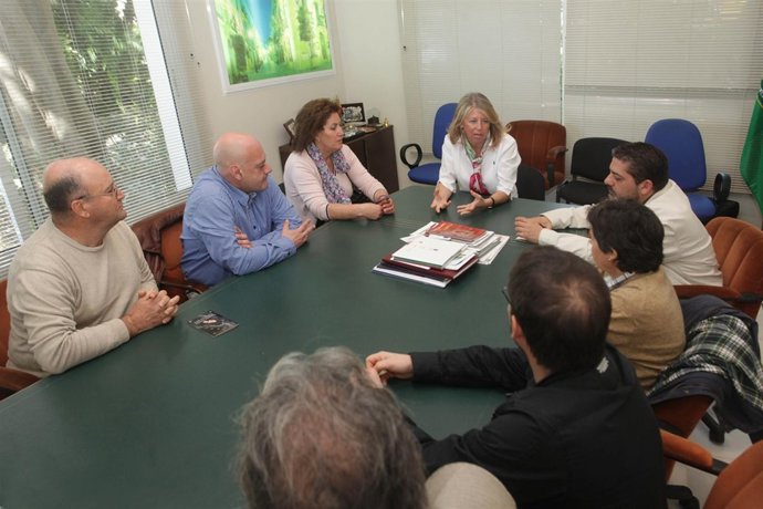 La alcaldesa de marbella reunida con trabajadores hotel incosol