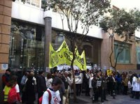 Madrid.-AMP.- Entregan 413.000 nuevas firmas a la Consejería de Madrid contra la externalización de centros sanitarios