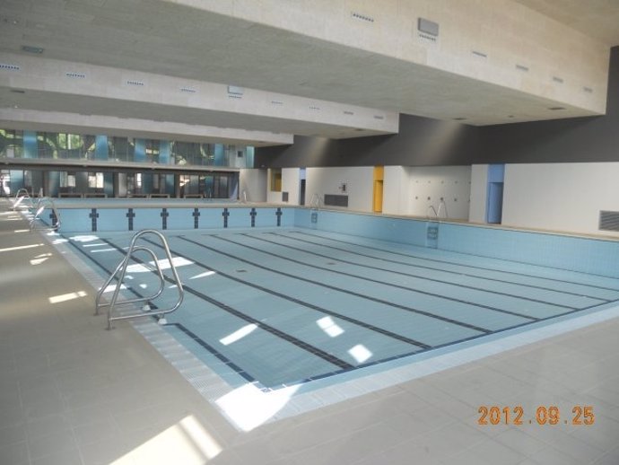 Piscina del polideportivo de Malilla.