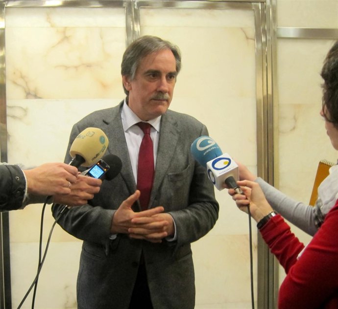 Valeriano Gómez atiende a los periodistas en Jaén.