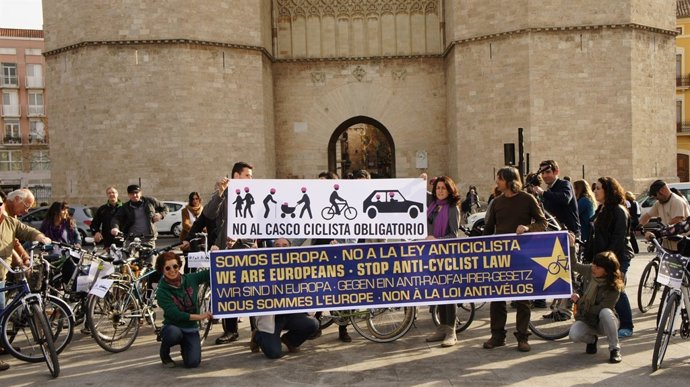 Participantes en la marcha de Valencia en Bici para solicitar asilo ciclista.