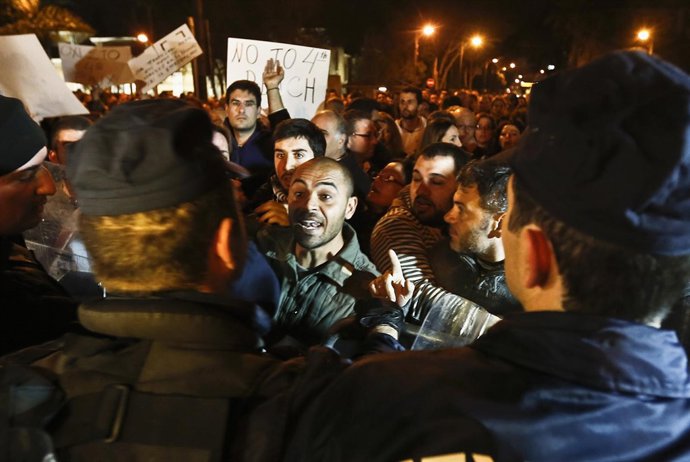 Protestas frente al Parlamento de Chipre
