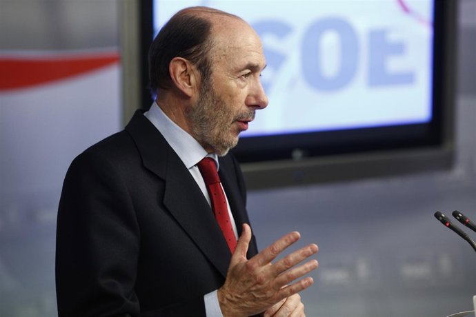 Alfredo Pérez Rubalcaba ant eel Comité Ejecutivo del PSOE