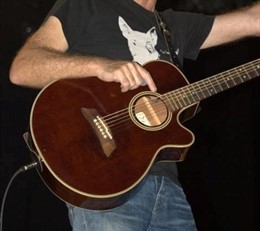 Guitarra acústica recuperada
