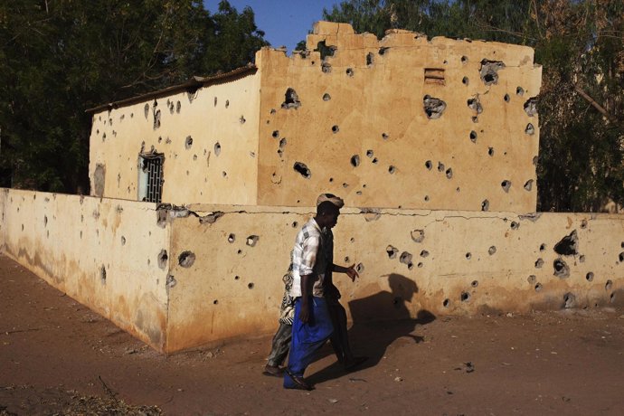 Personas caminando en Malí