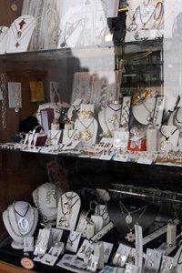 Consumo intensifica los controles en joyería, casas de empeños y comercios de compraventa de oro