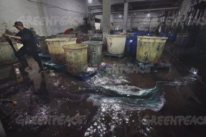 Uso de químicos en una fábrica textil en Shaoxing
