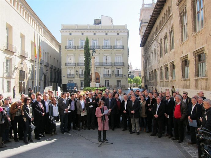 Concentración de alcaldes socialistas para exigir el pago de la deuda