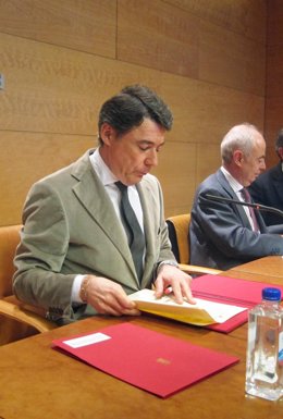 González en la firma del convenio entre Comunidad y la SGR madrileña
