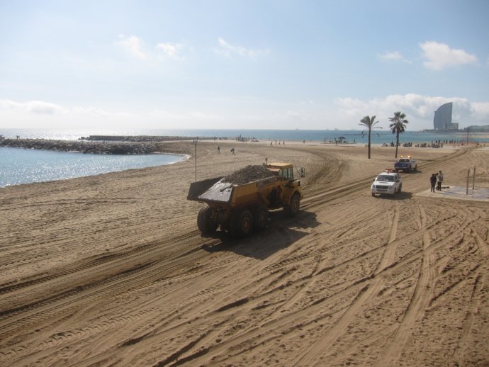 Arranca temporada de playas con recolocación de arena en la Barceloneta