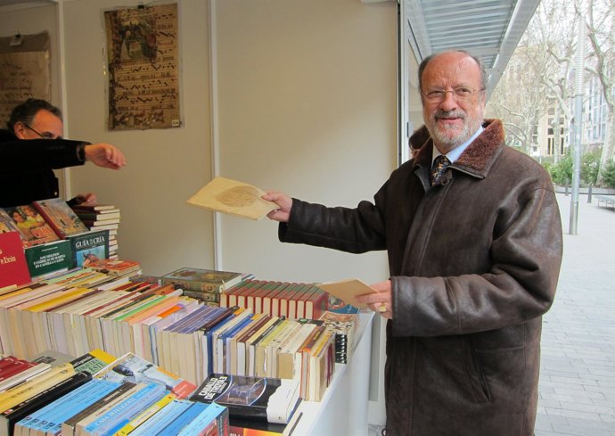 Javier León de la Riva visita los puestos de la Feria del Libro Antiguo