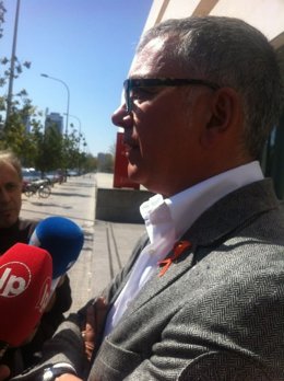Juan Ramón Lucas atiende a los medios a su salida del juzgado