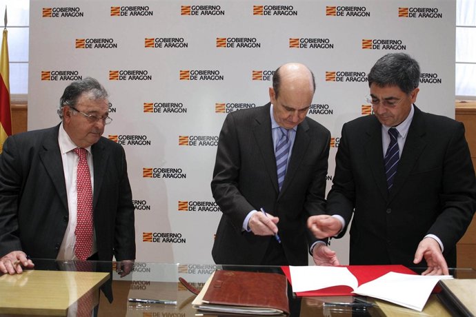 Fernández de Alarcón y Juan Manuel de Las Heras firman el convenio.
