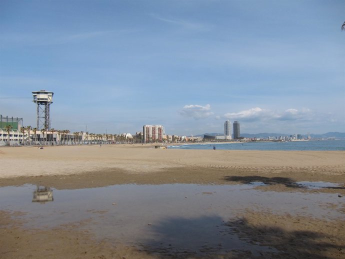 Playas y litoral de Barcelona con el teleférico y la Barceloneta al fondo.