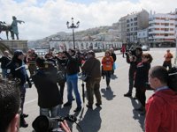 Afectados por las preferentes abuchean a Feijóo a su llegada y a su marcha de un acto en Baiona (Pontevedra)