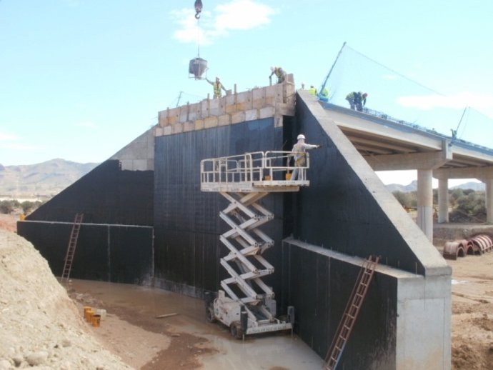 Obreros trabajando en la construcción del nuevo puente 