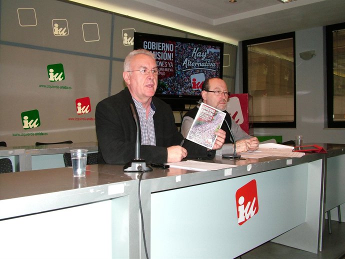 Cayo Lara y Miguel Reneses en la sede de Izquierda Unida
