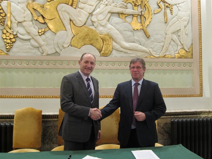 El presidente de Bantierra y el presidente de Arento tras la firma del convenio.