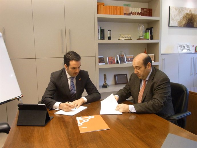 El consejero Alli y González firman el convenio de colaboración.