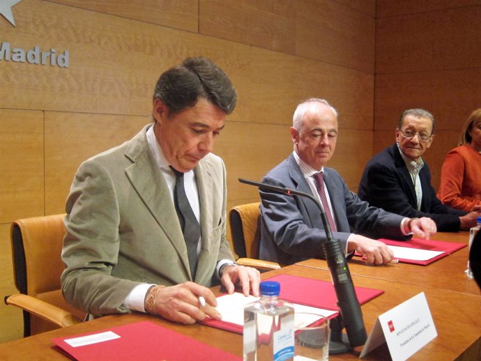 González en la firma del convenio entre Comunidad y la SGR madrileña