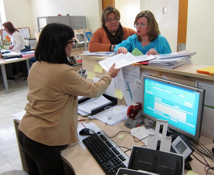 APSA entrega firmas al Síndic para pedir la deuda de la Generalitat