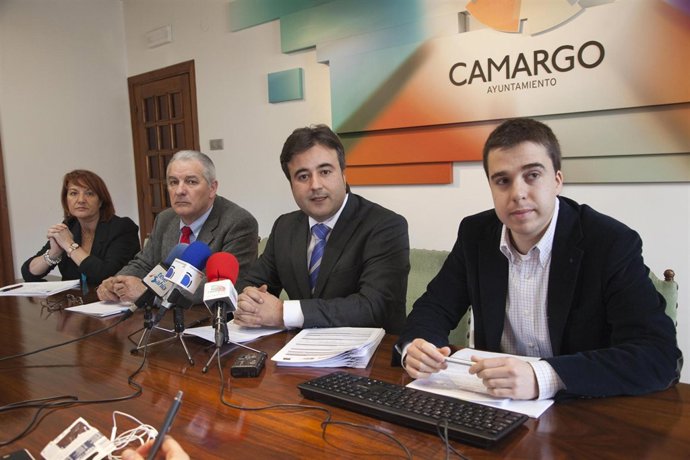 El alcalde con varios concejales en la presentación de los proyectos 