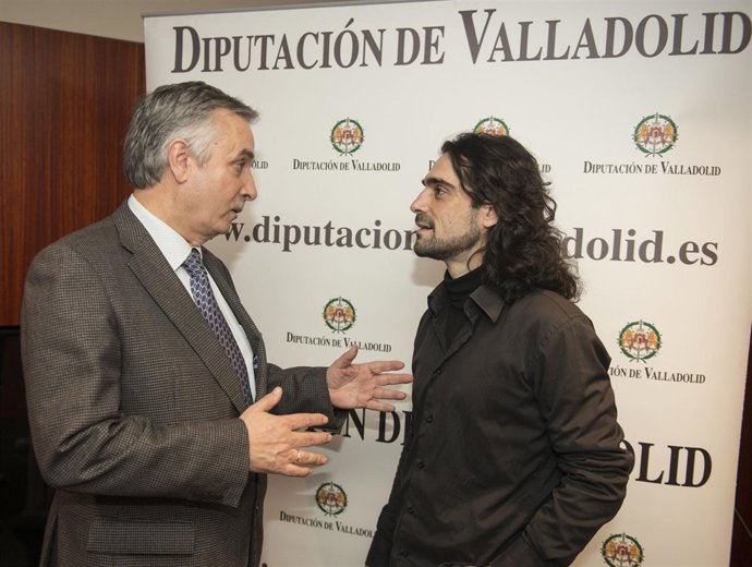 El diputado de Cultura, a la izquierda, durante el anuncio de los galardones.