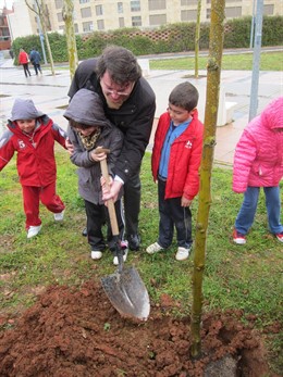 El alcalde de Salamanca junto a escolares que plantan un árbol