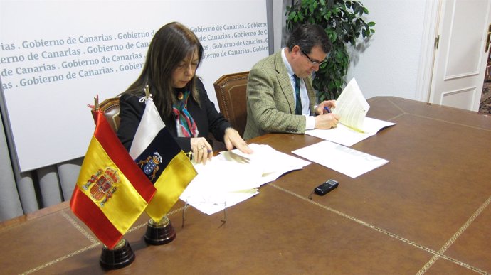 Mendoza y Fernández durante la firma del convenio