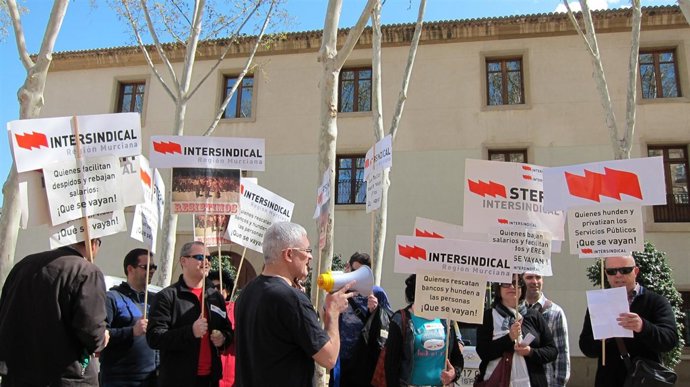 Sindicalistas a la puerta de San Esteban