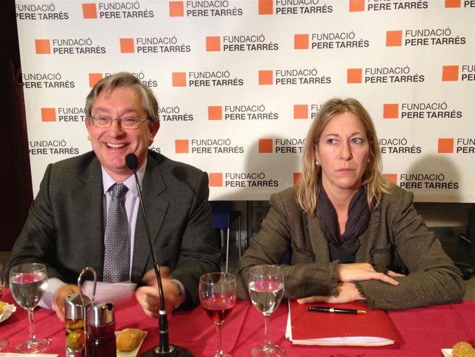 El dtr.De la Fundació Pere Tarrés, Josep Oriol, y la consellera Neus Munté