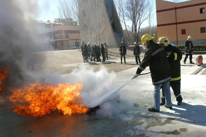 Bomberos apagando fuego