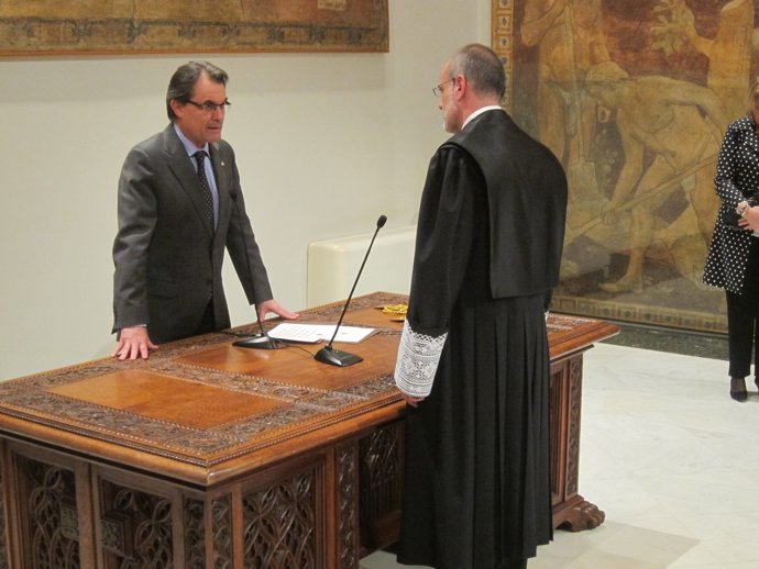 El presidente Artur Mas con el miembro del Consell de Garanties Joan Ridao.